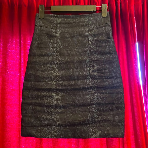 Elie Tahari, snake design skirt spacious pockets has invisible zipper on back! - Picture 1 of 2
